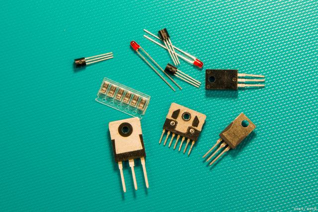 PNP三极管开关工作原理及注意事项